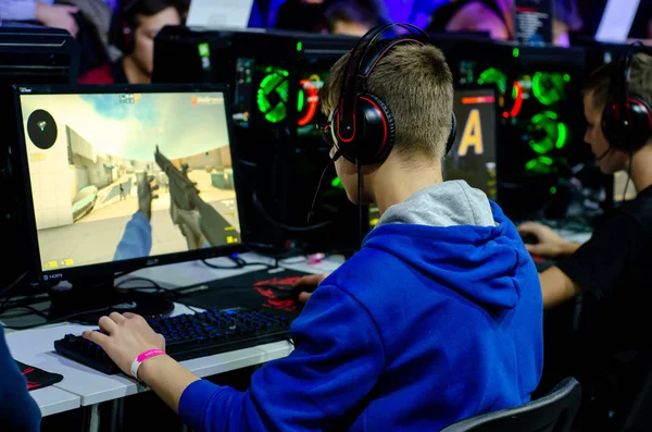 Kiev, Ucrânia - 28 de setembro de 2019: Os caras estão jogando um videogame CS: GO . — Fotografia de Stock