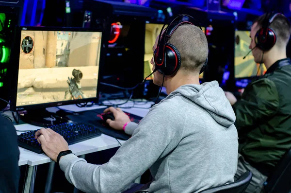 Kiev, Ucrania - 28 de septiembre de 2019: Los chicos están jugando un videojuego CS: GO . —  Fotos de Stock