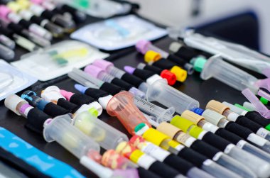 Yeni tıbbi test tüpünün yakın çekimi. 