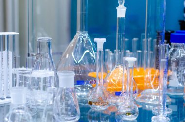 Cam şişesi laboratuvar ekipmanlarının yakın çekimi.