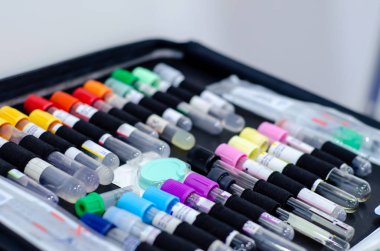 Yeni tıbbi test tüpünün yakın çekimi. 