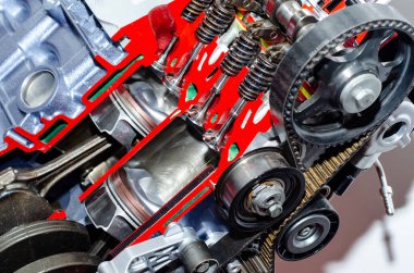 Motor pistonu ve silindir kesitinin yakın plan görüntüsü