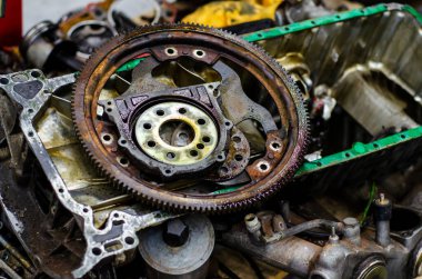 Motor bloğu aracını sökün. Motor sermaye onarımı.