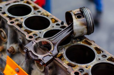 Motor bloğu aracını sökün. Motor sermaye onarımı.