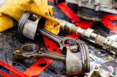 Motor bloğu aracını sökün. Motor sermaye onarımı.