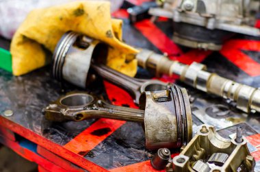 Motor bloğu aracını sökün. Motor sermaye onarımı.