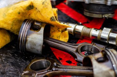 Motor bloğu aracını sökün. Motor sermaye onarımı.
