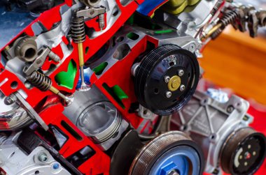 Motor pistonu ve silindir kesitinin yakın plan görüntüsü