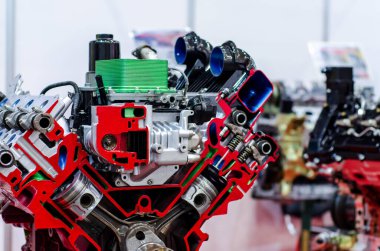 Motor pistonu ve silindir kesitinin yakın plan görüntüsü