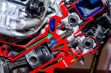 Motor pistonu ve silindir kesitinin yakın plan görüntüsü