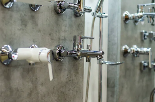 Dükkandaki Banyo Musluğu Satılık — Stok fotoğraf