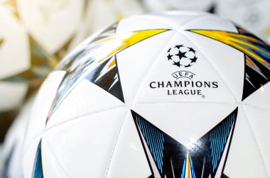 Kyiv, Ukrayna - 24 Mayıs 2018: UEFA Şampiyonlar Ligi Superstore 'unda logo UEFA Şampiyonlar Ligi Topları.