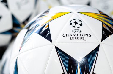 Kyiv, Ukrayna - 24 Mayıs 2018: UEFA Şampiyonlar Ligi Superstore 'unda logo UEFA Şampiyonlar Ligi Topları.