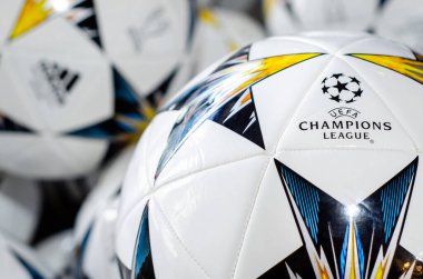 Kyiv, Ukrayna - 24 Mayıs 2018: UEFA Şampiyonlar Ligi Superstore 'unda logo UEFA Şampiyonlar Ligi Topları.