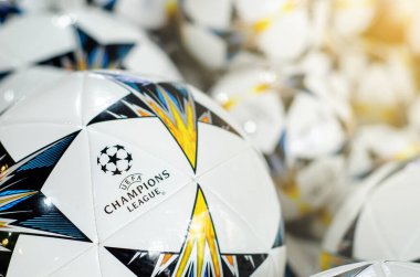 Kyiv, Ukrayna - 24 Mayıs 2018: UEFA Şampiyonlar Ligi Superstore 'unda logo UEFA Şampiyonlar Ligi Topları.