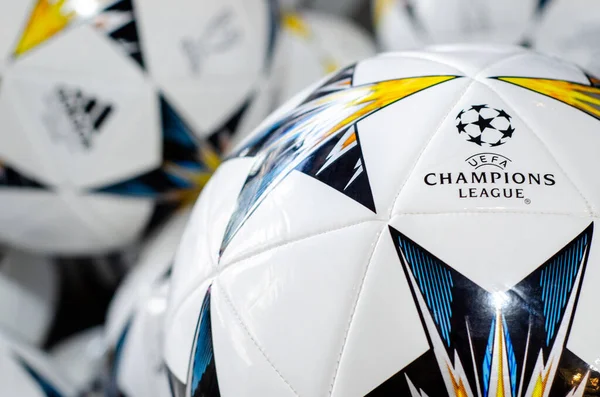 乌克兰基辅 2018年5月24日 欧洲冠军联赛超级市场上印有Uefa Champions League标志的球 — 图库照片