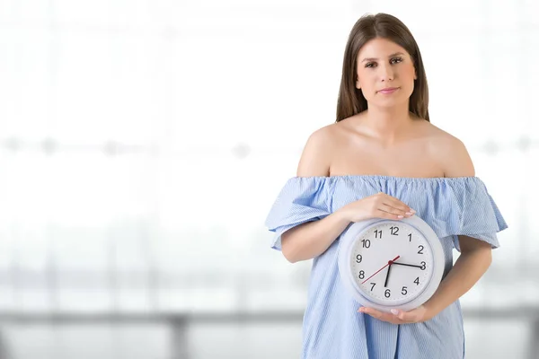Femme Tenant Une Horloge Concept Horloge Biologique — Photo