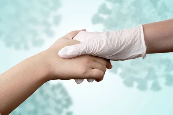 Hand Med Medicinsk Latexhandske Håller Annan Hand Covid Pandemin — Stockfoto