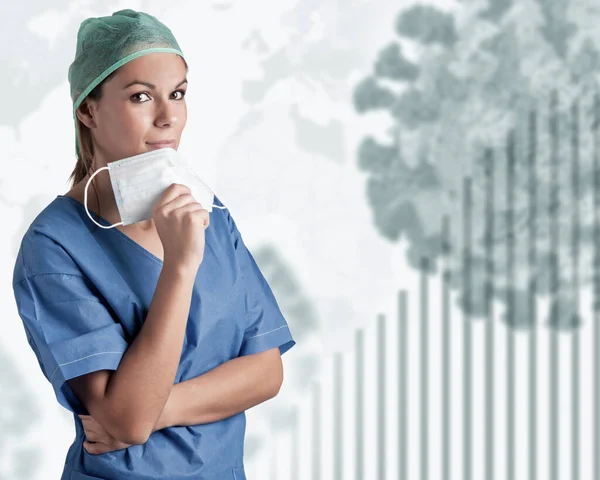 Ung Kvinnlig Läkare Med Skrubb Hålla Ansiktsmask Coronavirus Pandemi — Stockfoto