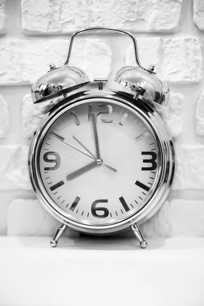 Relojes Redondos Sobre Fondo Pared Ladrillo Blanco Tiempo Dinero Conceptual — Foto de Stock