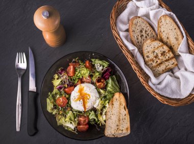 Sağlıklı Kahvaltı: haşlanmış yumurta, tuz, domates, sos ve tost ekmeği ile salata.