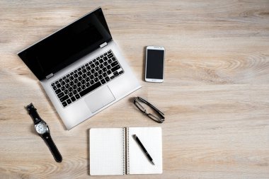 Masadaki araç gereçler ve aygıtlar: pc, bilgisayar, dizüstü bilgisayar, telefon, akıllı telefon, saatler, saat, kalem, gözlük, tablet