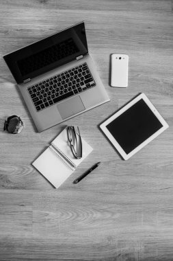 Masadaki araç gereçler ve aygıtlar: bilgisayar, pc, tablet, ipad, gözlük, saatler, kalem, telefon, cep telefonu, akıllı telefon