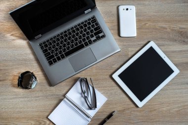 Masadaki araç gereçler ve aygıtlar: bilgisayar, pc, tablet, ipad, gözlük, saatler, kalem, telefon, cep telefonu, akıllı telefon