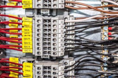 Kablo bağlantıları ile edilen elektrik kabini