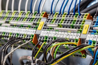Kablo bağlantıları ile edilen elektrik kabini