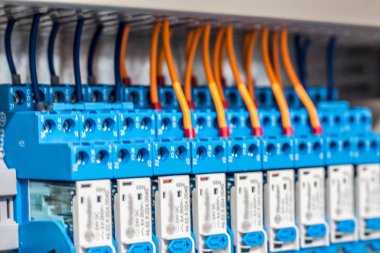 Kablo bağlantıları ile edilen elektrik kabini