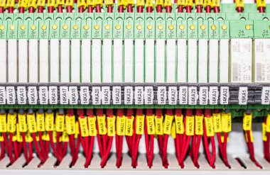 Kablo bağlantıları ile edilen elektrik kabini