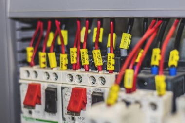 Kablo bağlantıları ile edilen elektrik kabini