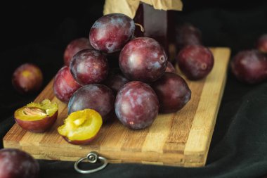 Taze bahçe Erik ve kavanoz reçel ahşap tahta.