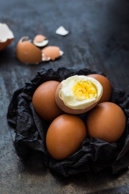 Koyu arka plan üzerinde siyah peçeteye kahverengi yumurta