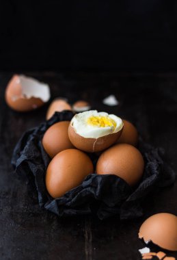 Koyu arka plan üzerinde siyah peçeteye kahverengi yumurta