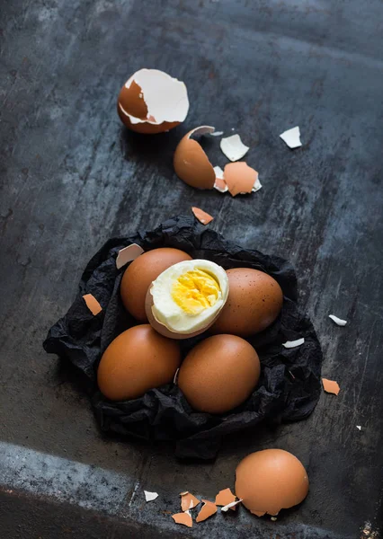 Koyu arka plan üzerinde siyah peçeteye kahverengi yumurta
