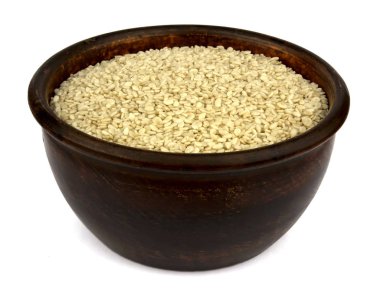 Beyaz arka plan üzerinde izole bir kasede beyaz susam. 