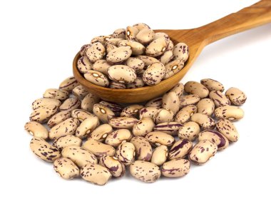 Yüksek çözünürlüklü beyaz arka plan üzerinde izole bir tahta kaşık kuru fasulye