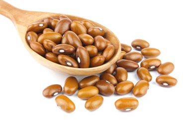 Yüksek çözünürlüklü beyaz arka plan üzerinde izole bir tahta kaşık kuru fasulye