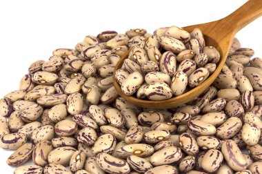 Yüksek çözünürlüklü beyaz arka plan üzerinde izole bir tahta kaşık kuru fasulye