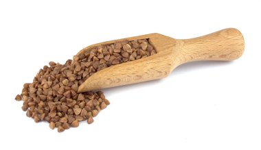 Gıda katkı maddeleri: beyaz zemin üzerinde bir ahşap Kepçe buğday yığını