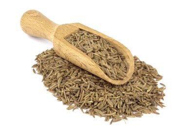 Gıda katkı maddeleri: beyaz zemin üzerinde bir ahşap kepçe kimyon yığını