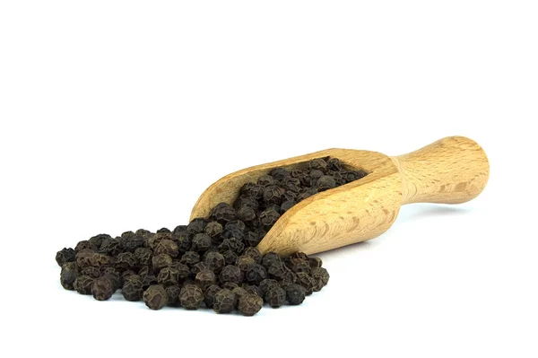 木製スコップ 白い背景の上に黒胡椒のヒープ — ストック写真