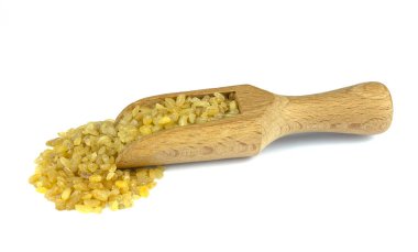 Gıda katkı maddeleri: yığın bulgur veya beyaz arka plan üzerinde bir ahşap kepçe kuskus