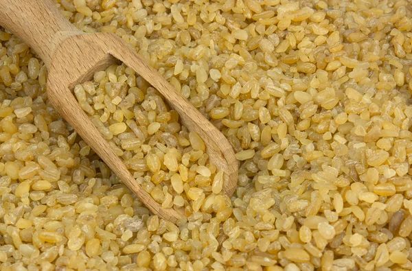 Voedingsmiddelen Nieuwe Voedselingrediënten Bulgur Couscous Verspreid Met Een Houten Lepel — Stockfoto