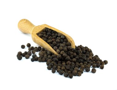 Gıda katkı maddeleri: yığın beyaz arka plan üzerinde bir ahşap kepçe kara biber