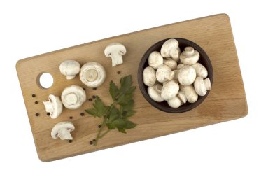 Beyaz bir arka plan üzerinde izole bir ahşap kesme tahtası üzerinde champignon mantar. Sonbaharda hasat. Gıda vejetaryen. Sebze. 
