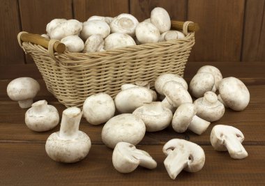 Champignon mantar sepeti ahşap arka plan üzerinde. Sonbaharda hasat. Gıda vejetaryen. Sebze. 