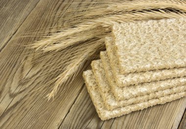 Gevrek crispbread ahşap arka plan üzerinde. Sağlıklı snack.